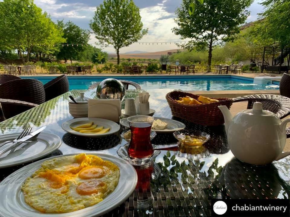 Chabiant Guesthouse Chateau Monolit Ikinci Yeniyol Exterior foto